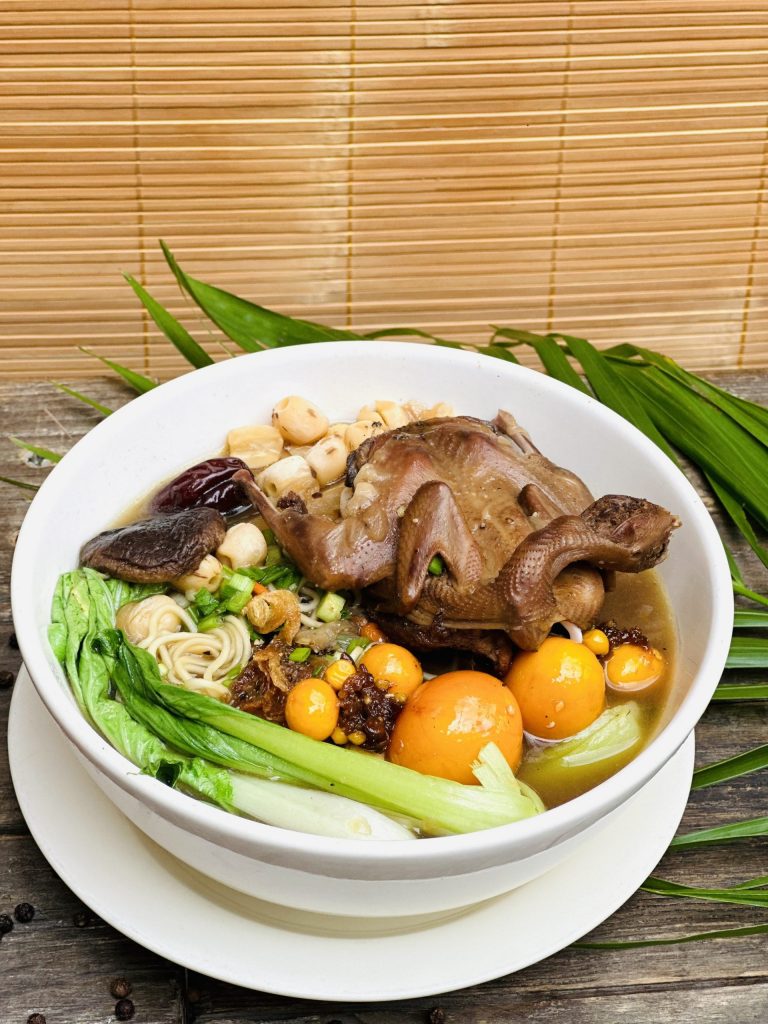 Mì tiềm chim cút